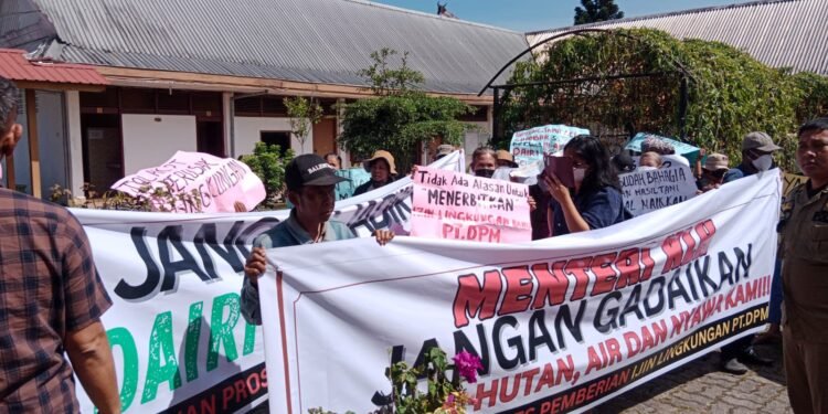 Pertemuan PT DPM dan Pemkab Dairi, APUK Bentangkan Spanduk Bentuk Penolakan