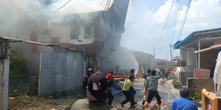 Diduga Arus Pendek Listrik, Kos-Kosan 25 Kamar di Sidikalang Hangus Terbakar