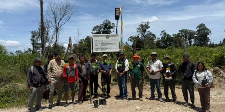 Program Bupati Dairi Merawat Bumi, Camat Parbuluan Bersama PT Gruti Tanam Seribu Pohon