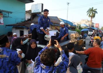 KOMBAT Langkat Bagi 1.447 Paket Takjil di Tanjung Pura, Masyarakat Sangat Antusias