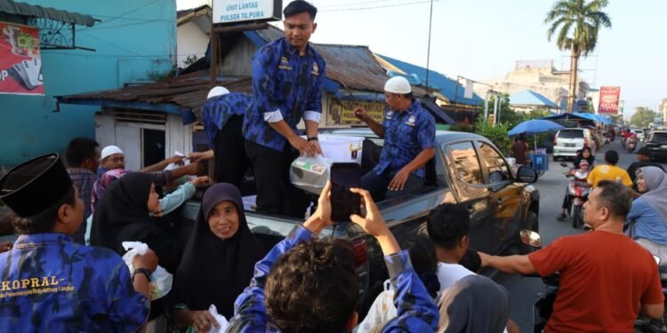 KOMBAT Langkat Bagi 1.447 Paket Takjil di Tanjung Pura, Masyarakat Sangat Antusias