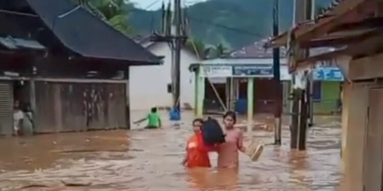 Tapanuli Tengah Kembali Terendam Banjir Hingga 1 Meter, Kayu Pun Ikut Hanyut