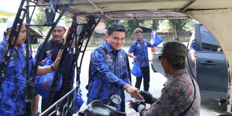 Alhamdulillah, 250 Abang Becak di Stabat Dapat Bingkisan Lebaran dari Ricky Anthony