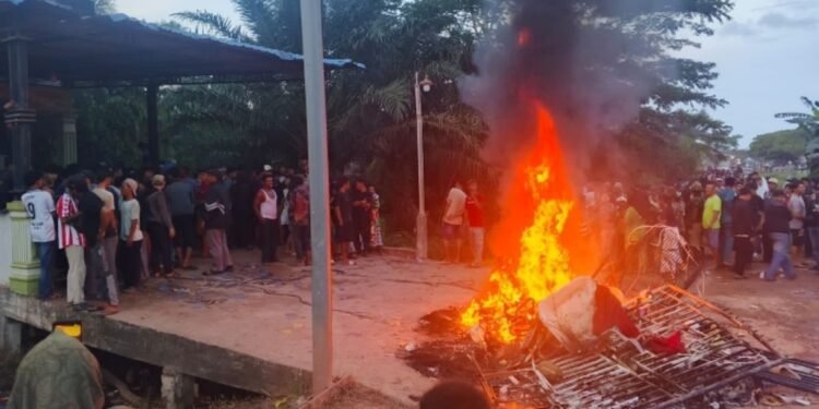 Rumah Terduga Bandar Sabu Dihancurkan Masyarakat di Rokan Hilir Riau
