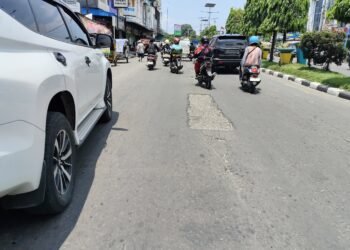 Pengendara Motor Terjatuh, Proyek Jalan Tambal Sulam di Kota Binjai Makan Korban