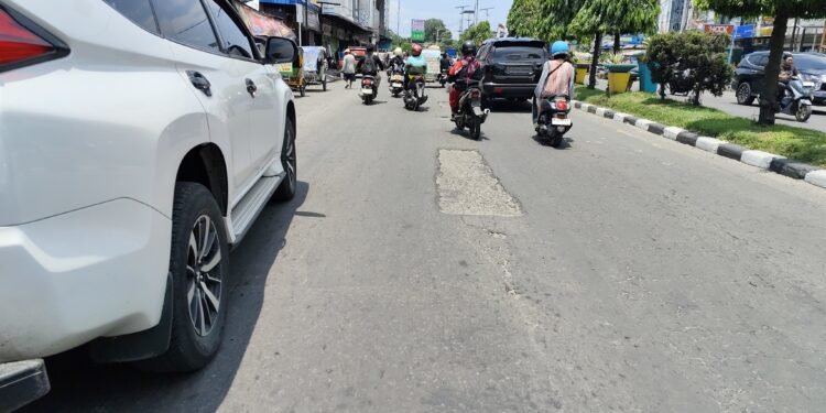 Pengendara Motor Terjatuh, Proyek Jalan Tambal Sulam di Kota Binjai Makan Korban