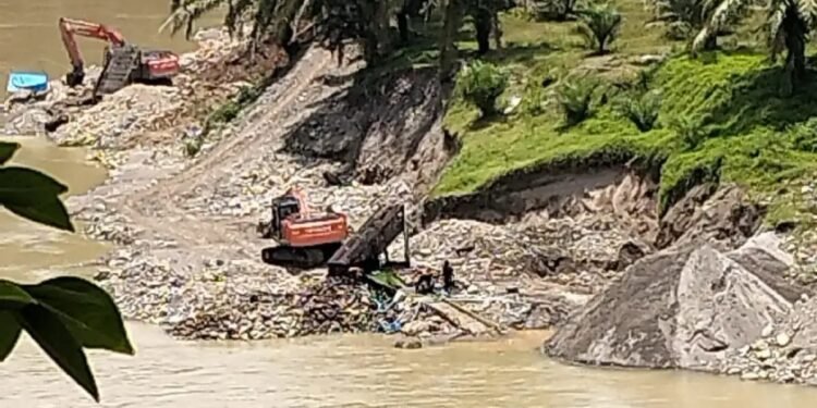 2 Alat Berat Lakukan Penambangan di Bahorok, Diduga Galian C Ilegal