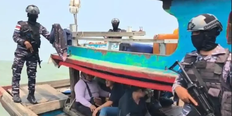 Kapal Nelayan Berisikan 6 PMI Ilegal Datang dari Malaysia Diamankan Tim Gabungan
