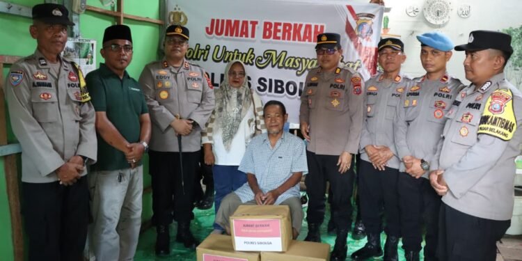 Sentuhan Polres Sibolga, Bantu Warga Sakit dan Ekonomi dalam kegiatan Jumat Berkah