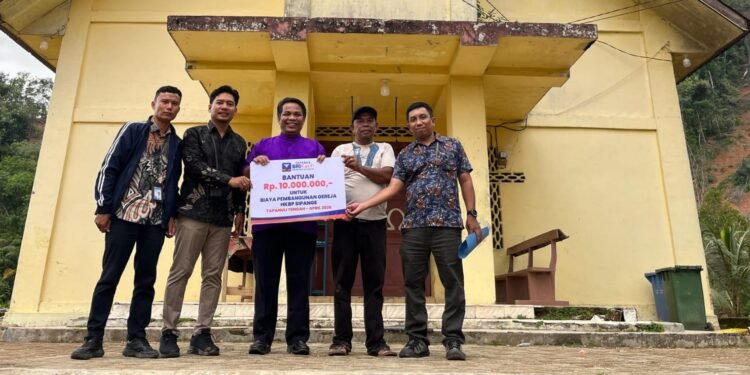 BRI Sibolga Serahkan Bantuan Pembangunan untuk 2 Gereja di Tapteng