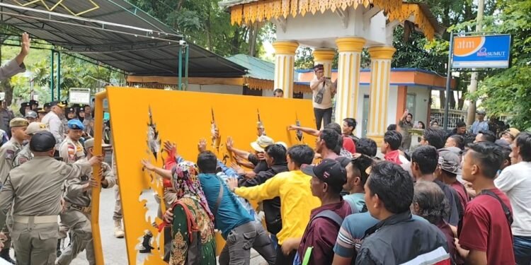 Ratusan Masyarakat Ambrukkan Pagar Kantor Bupati Usai Tak Puas dengan DPRD Langkat