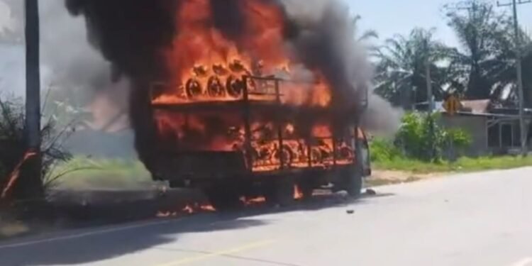 Truk yang Bawa 24 Unit Sepeda Motor Ludes Terbakar di Langkat, Polisi : Masih Kita Lidik