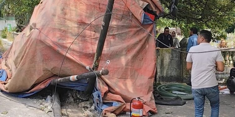 Truk Tangki Pertamina Ringsek dan Tabrak Tiang WIFI Hingga Roboh di Kota Binjai