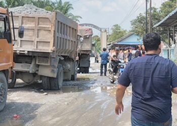 Ratusan Truk Industri dan Galian C Over Tonase Jadi Penyebab Jalan Rusak di Langkat