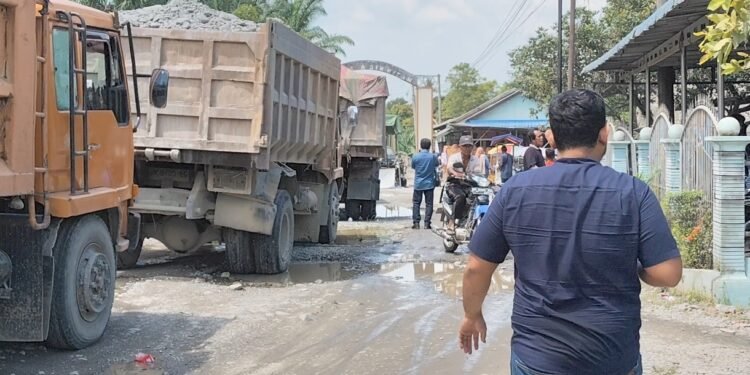 Ratusan Truk Industri dan Galian C Over Tonase Jadi Penyebab Jalan Rusak di Langkat