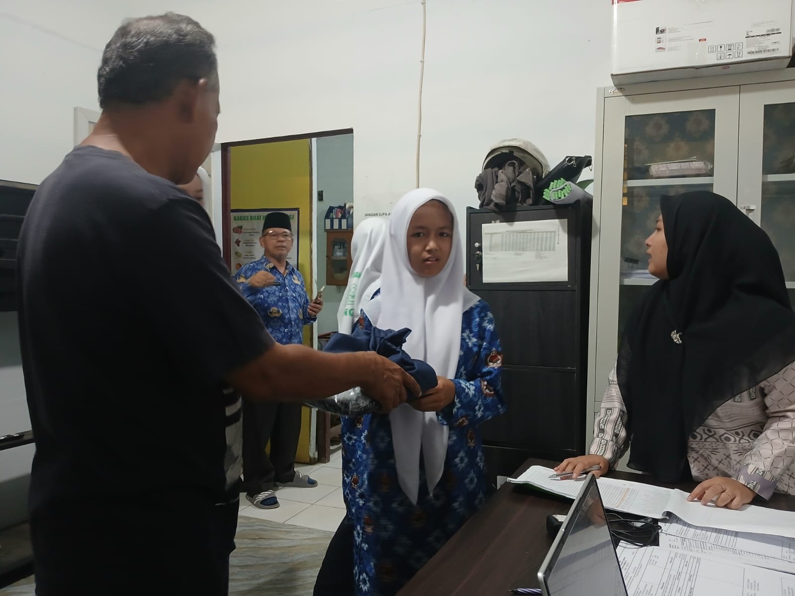 Kepsek MTsN 4 Langkat Tegaskan Seluruh Murid Kelas VII Sudah Terima Baju Sekolah