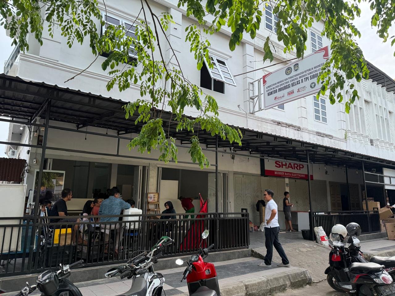 Revitalisasi Gedung, Imigrasi Kelas II TPI Sibolga Tetap Layani Masyarakat di Pasar Belakang