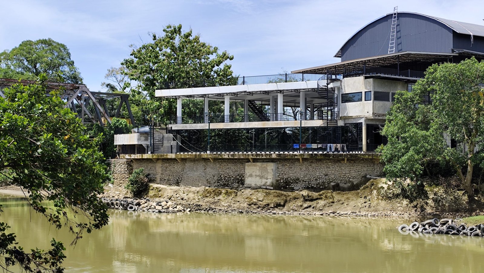 Gedung Megah dan Mewah di Langkat Berdiri di DAS, Ini Kata Camat Padang Tualang