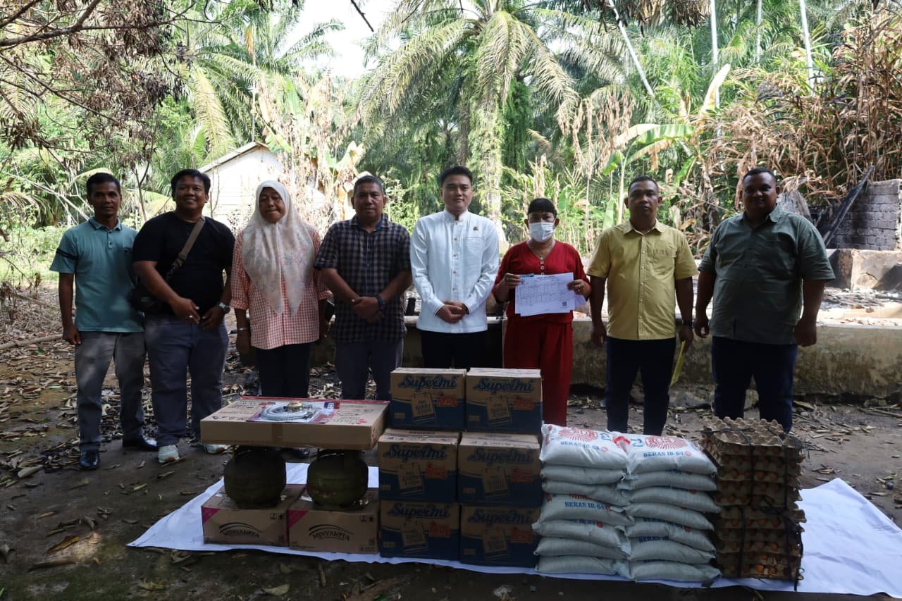 Rumah Warga di Salapian Terbakar, Ricky Anthony Temui Korban dan Serahkan Bantuan