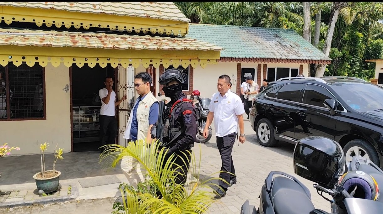 Dikawal Ketat Brimob, KPK Geledah Kantor Disdik, PUTR, dan Ruang Kerja Bupati Langkat