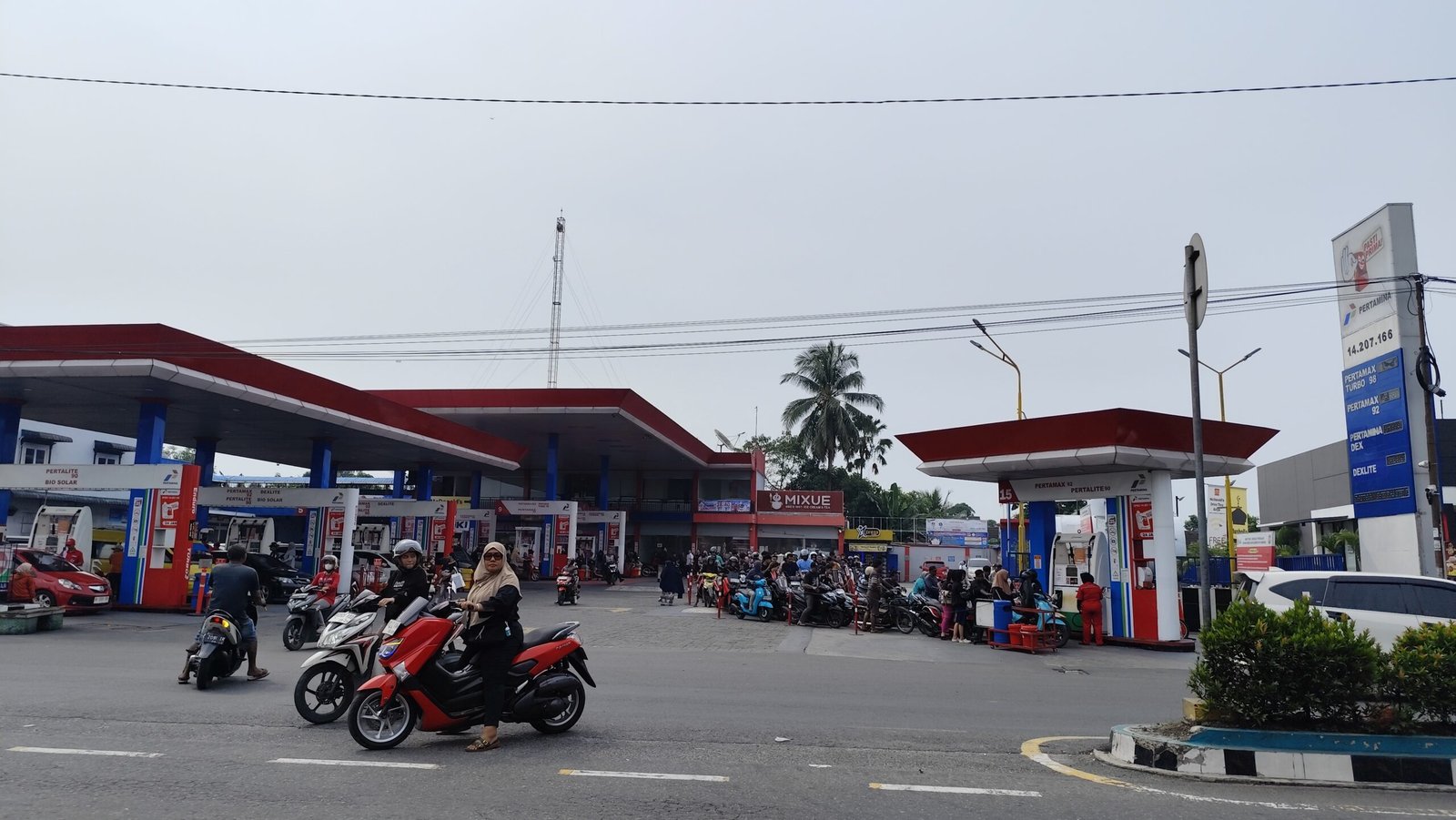 Ratusan Masyarakat Mengantre Berjam-jam Hampir Diseluruh SPBU di Kota Binjai