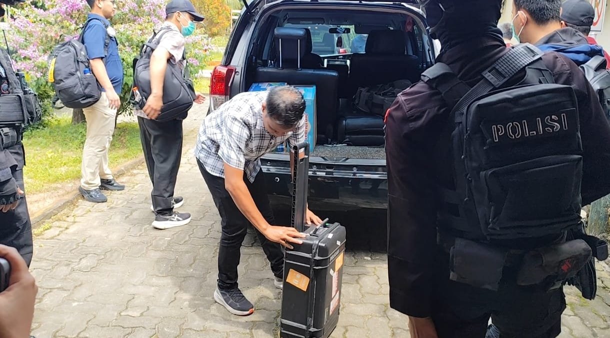 KPK Bawa Tiga Koper dan Satu Kotak Usai Geledah Kantor Disdik Langkat Selama 4 Jam