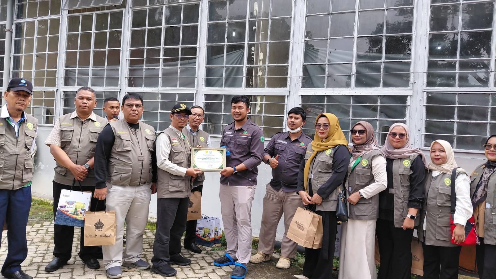 Mahasiswa IBTA Kunjungi Pabrik Teh PTPN IV, Pelajari Proses Produksi hingga Distribusi