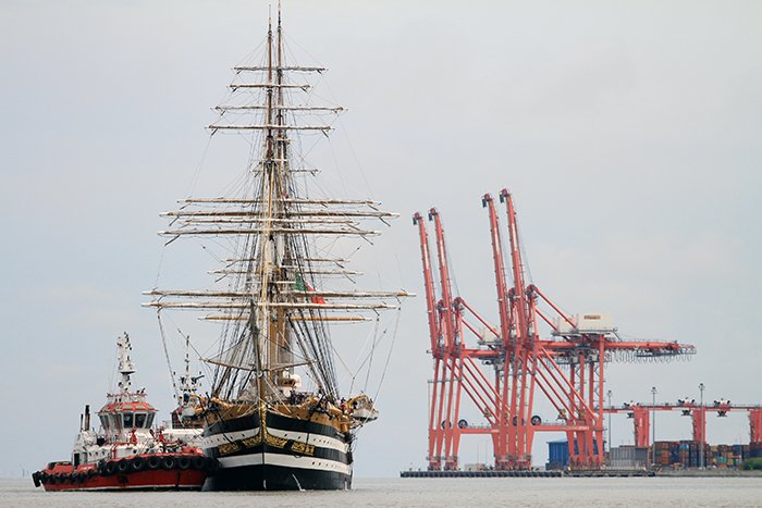 BERITA FOTO Kapal Pandu PT Pelindo Marine Service Sambut Kapal Terindah dan Legendaris Italia di Belawan