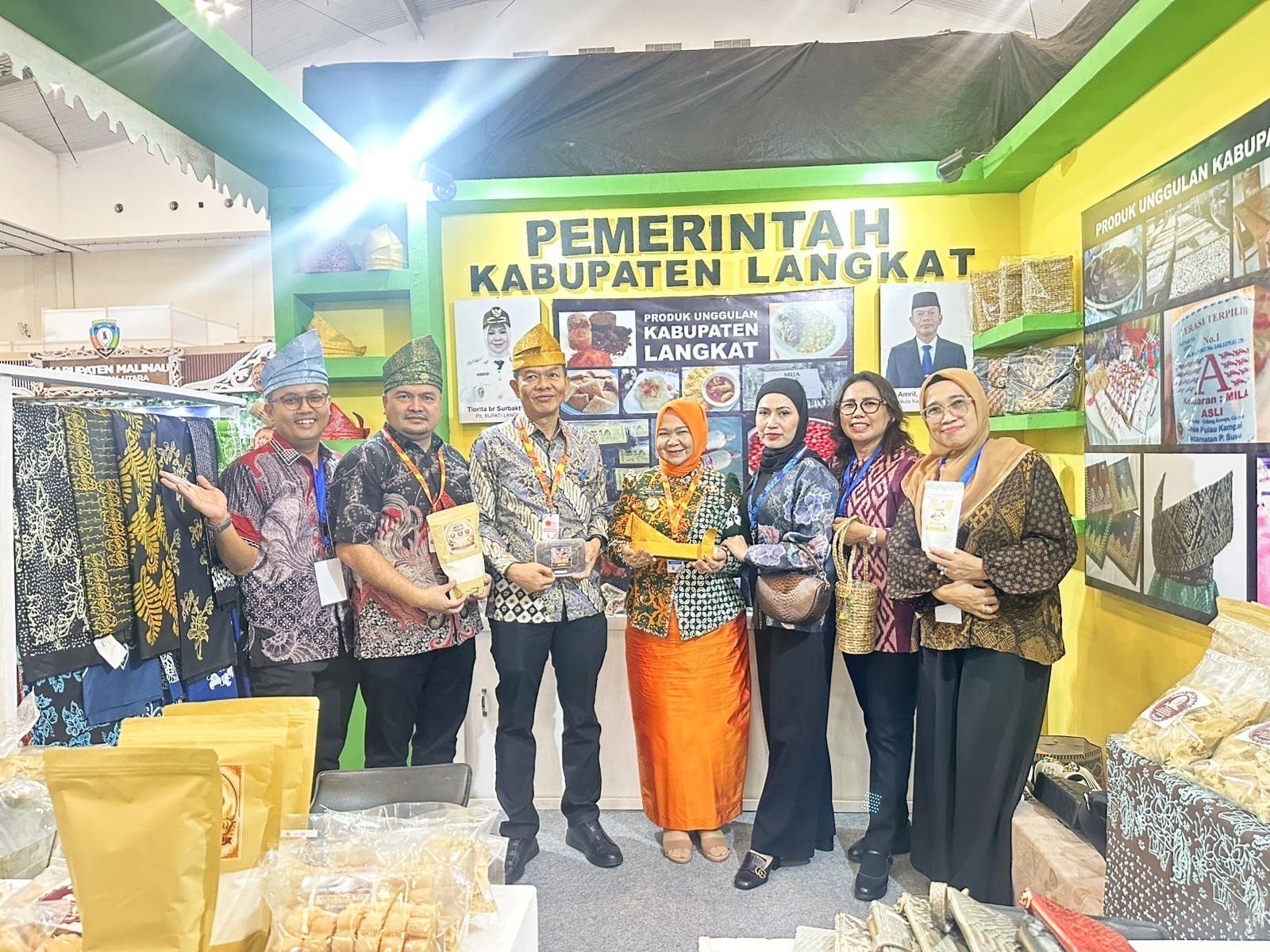 Plt Bupati Langkat Pamerkan Tanjak di Banten, Ajak Pembeli untuk Oleh-oleh