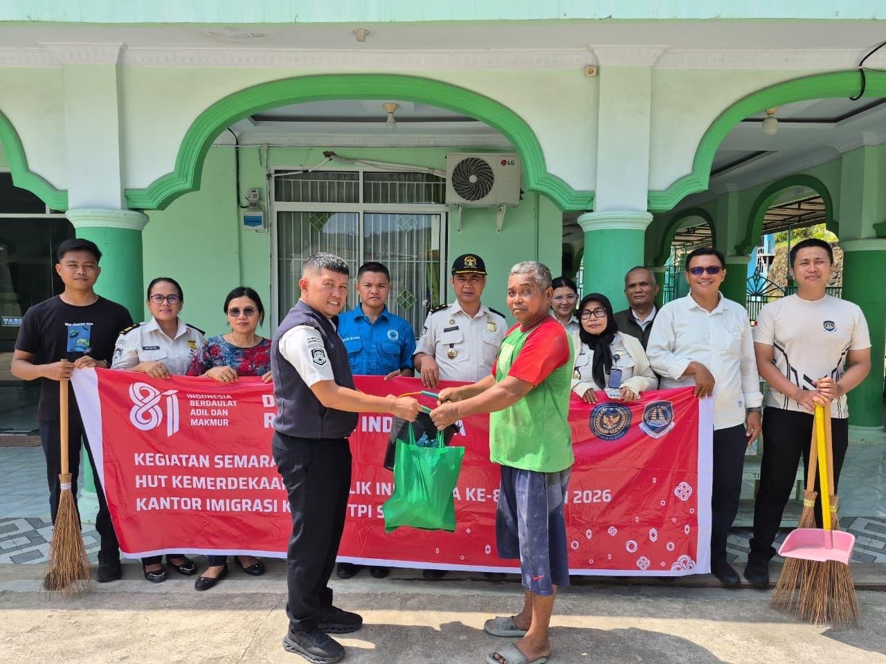 Peringati HUT ke-81 RI, Imigrasi Sibolga Salurkan Bansos Bagi Warga Sekitar