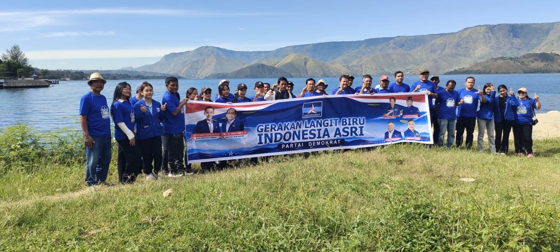 Peringati HUT ke-25, Ratusan Kader Demokrat Samosir Bersihkan Pinggiran Danau Toba