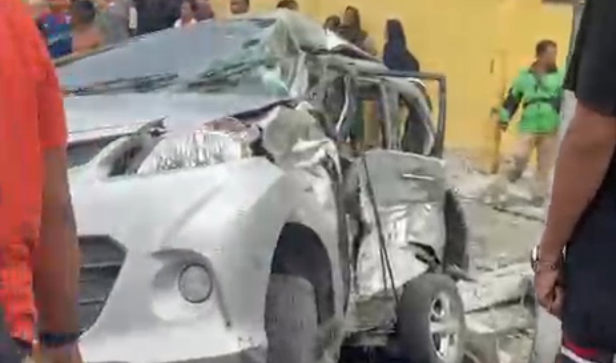 Diduga Penjaga Palang Lalai, Toyota Avanza di Kota Binjai Tertabrak Kereta Api
