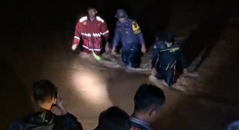 Rambin Terputus Diterjang Banjir, Kapolsek Pandan Evakuasi Warga Bona Lumban