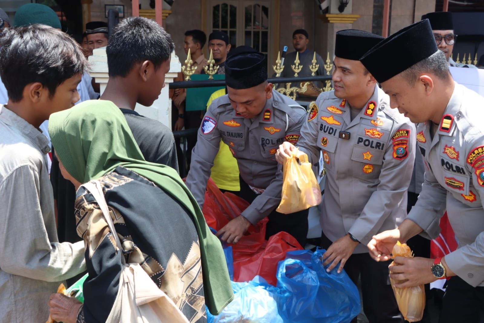 Tak Sekadar Salat Jumat, Kapolres Sibolga Lanjutkan Aksi Berbagi kepada Warga
